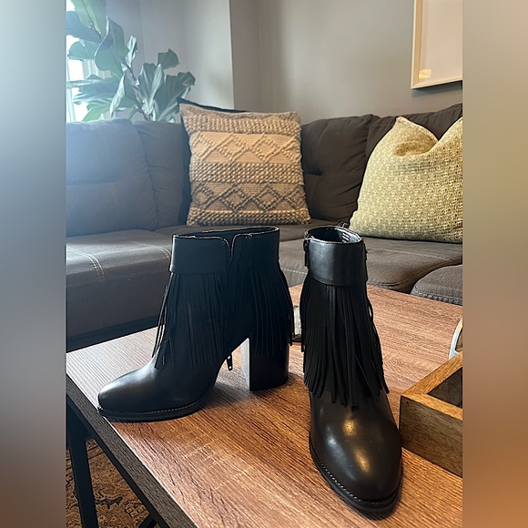 BRAND-NEW FRINGE BOOTS FROM ALDO - Picture 2 of 3